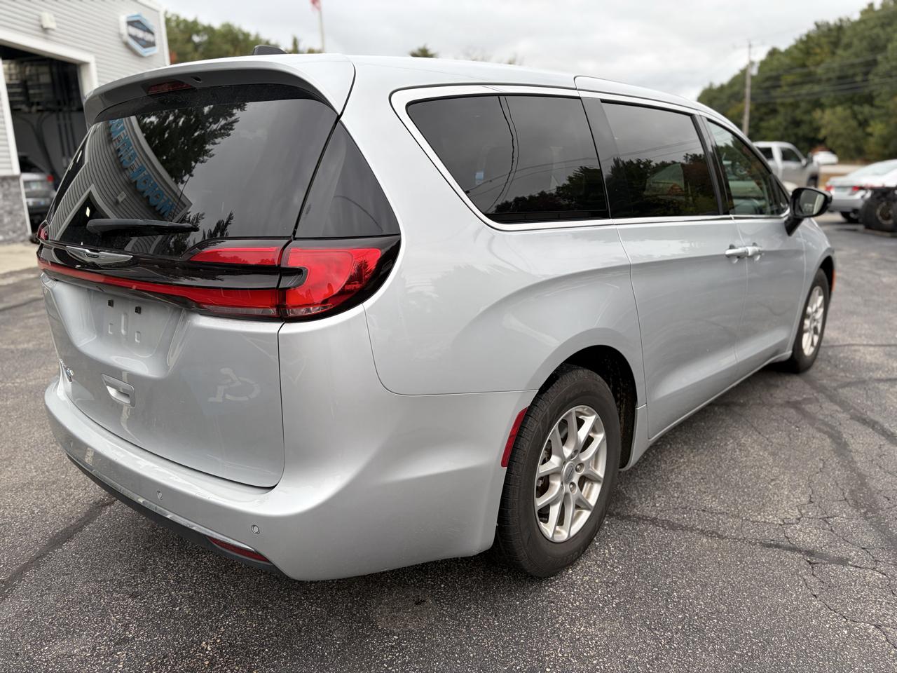 Chrysler Pacifica Touring L 2024