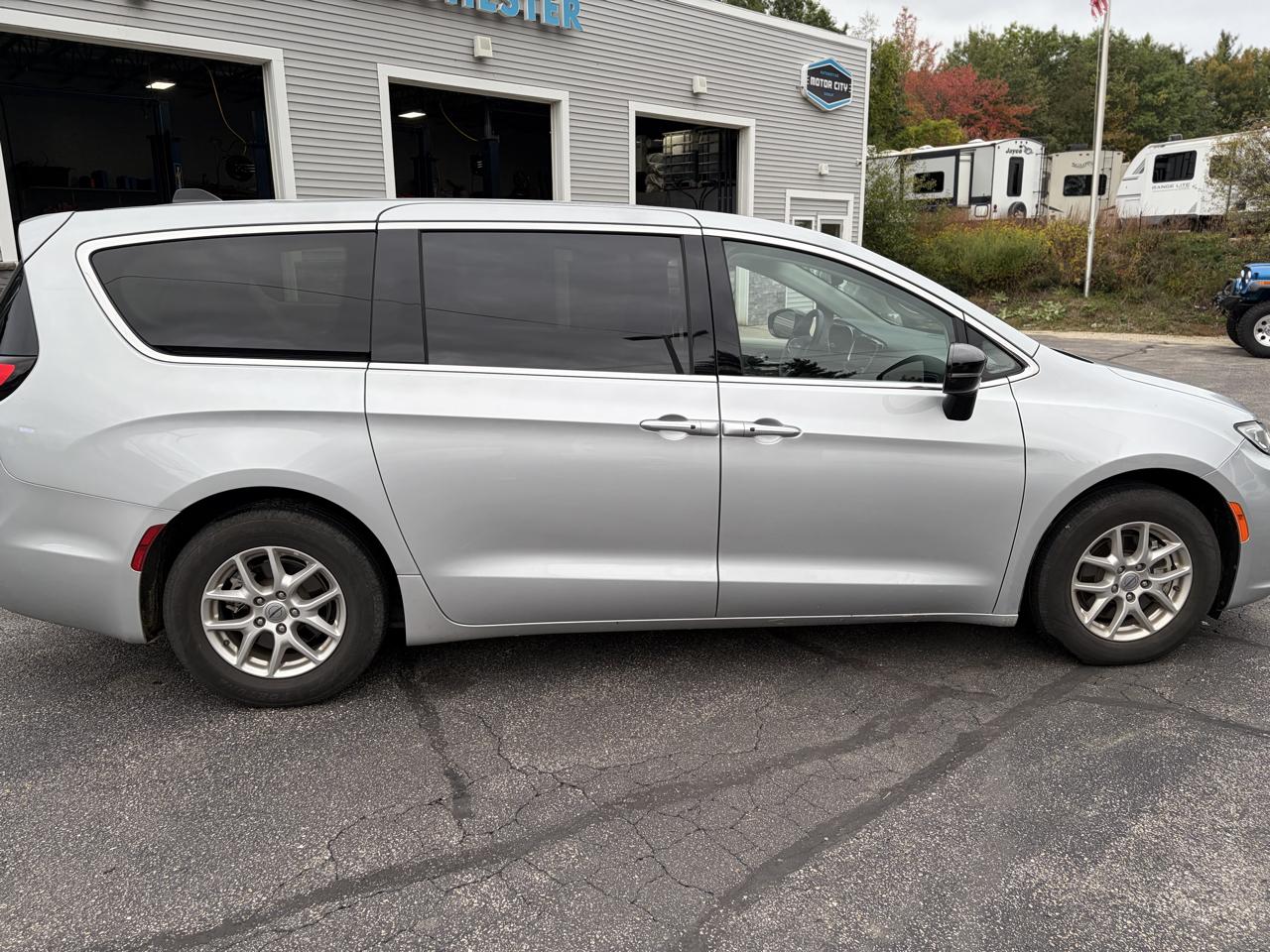 Chrysler Pacifica Touring L 2024