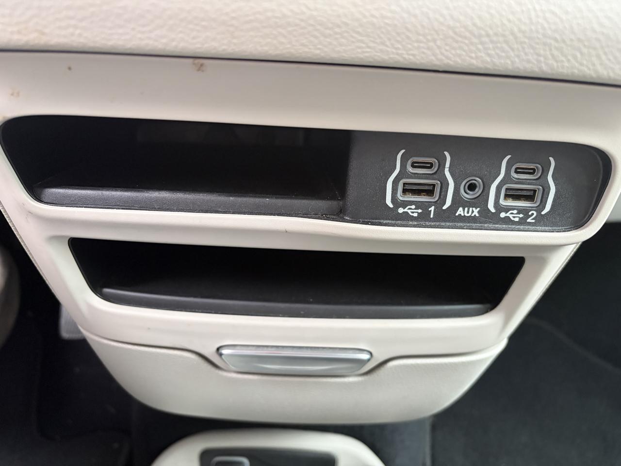 Chrysler Pacifica Touring L 2024