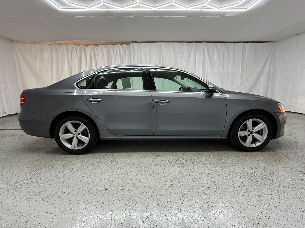2012 Volkswagen Passat SE photo 2