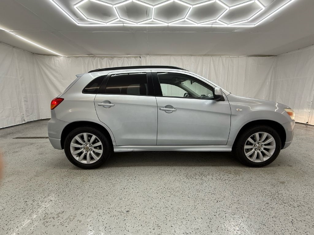 2011 Mitsubishi Outlander Sport SE photo 2