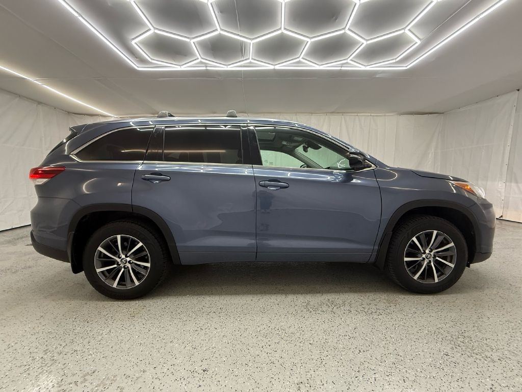 Toyota Highlander SE AWD V6 2017 Toyota Highlander SE AWD V6 2017