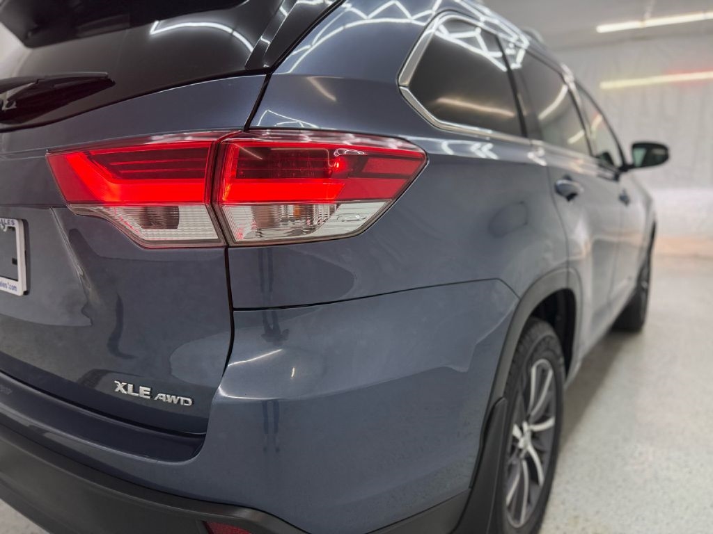 Toyota Highlander SE AWD V6 2017 Toyota Highlander SE AWD V6 2017