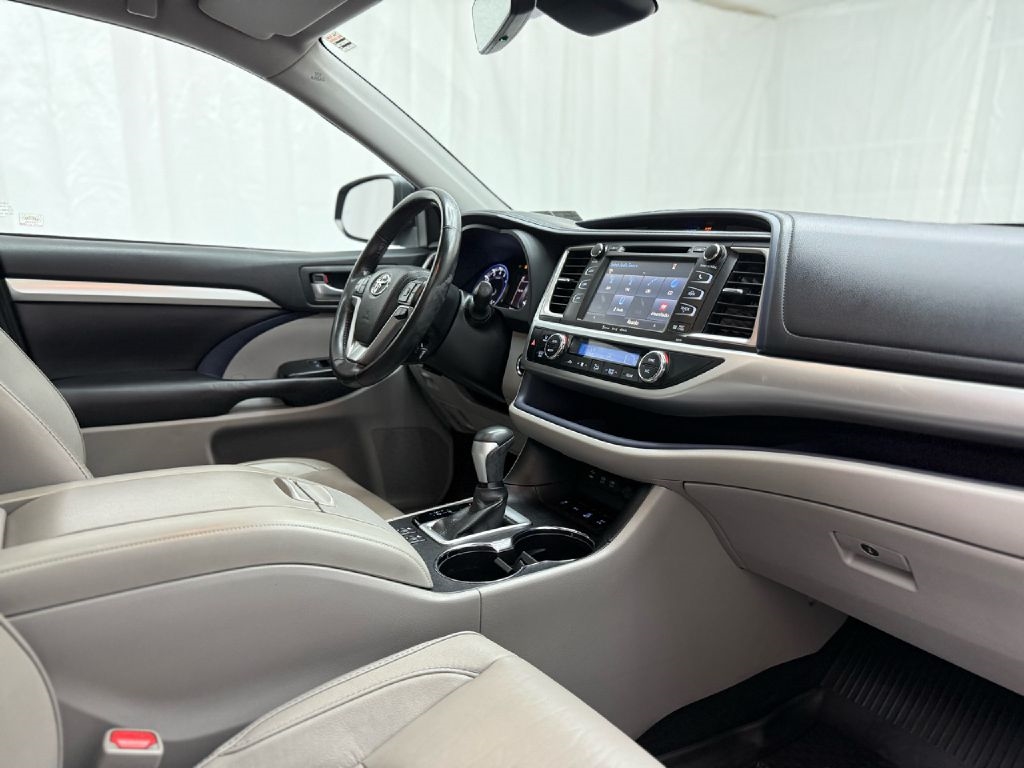 Toyota Highlander SE AWD V6 2017 Toyota Highlander SE AWD V6 2017