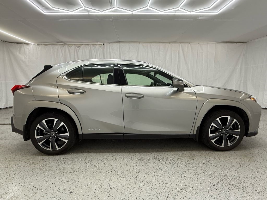 2022 Lexus UX 250h Premium photo 2