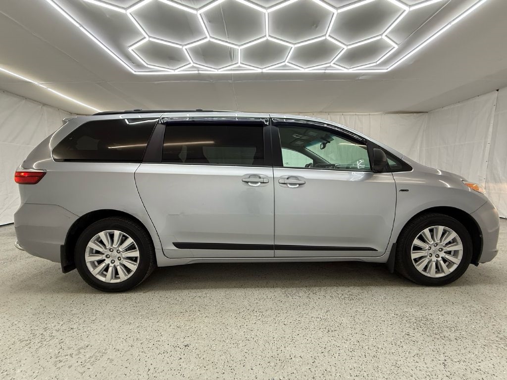 Toyota Sienna LE 7-Passenger AWD 2017