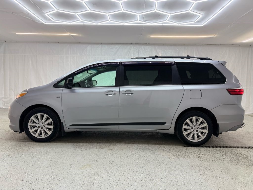 Toyota Sienna LE 7-Passenger AWD 2017