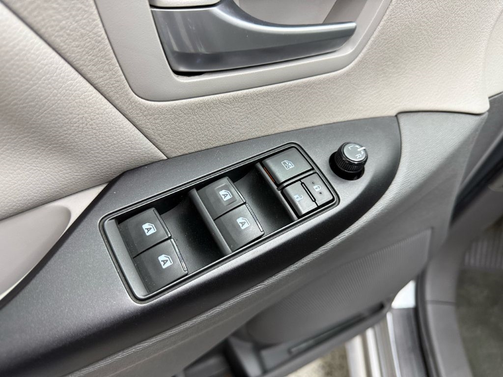 Toyota Sienna LE 7-Passenger AWD 2017