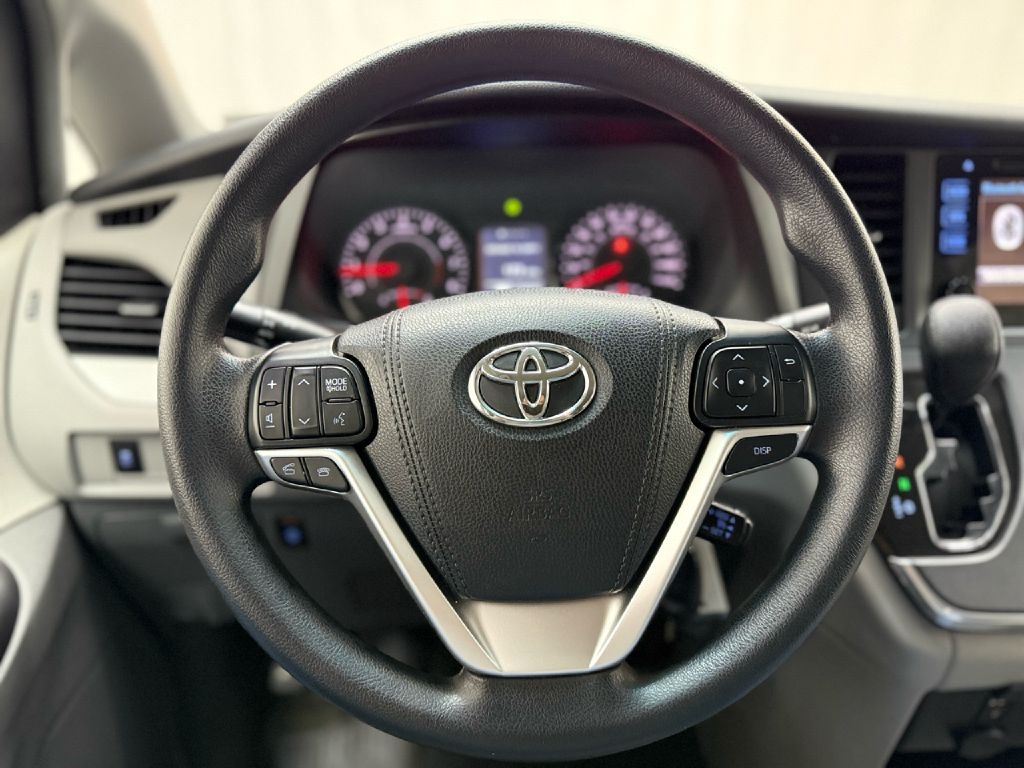 Toyota Sienna LE 7-Passenger AWD 2017
