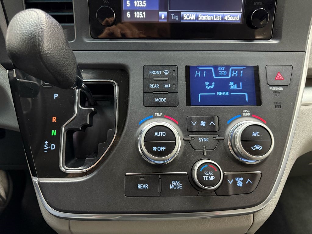 Toyota Sienna LE 7-Passenger AWD 2017