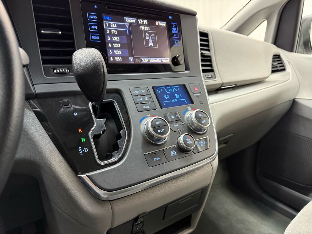 Toyota Sienna LE 7-Passenger AWD 2017