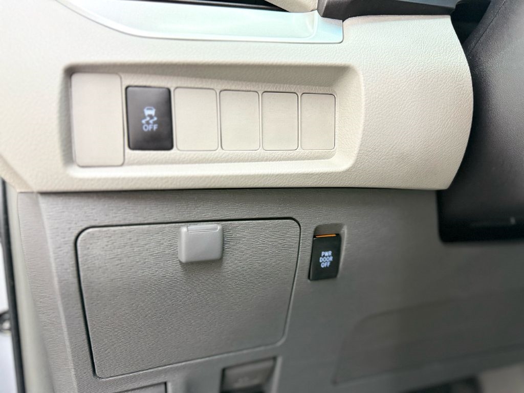 Toyota Sienna LE 7-Passenger AWD 2017