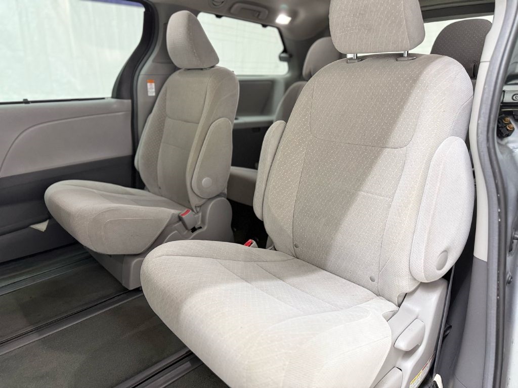 Toyota Sienna LE 7-Passenger AWD 2017