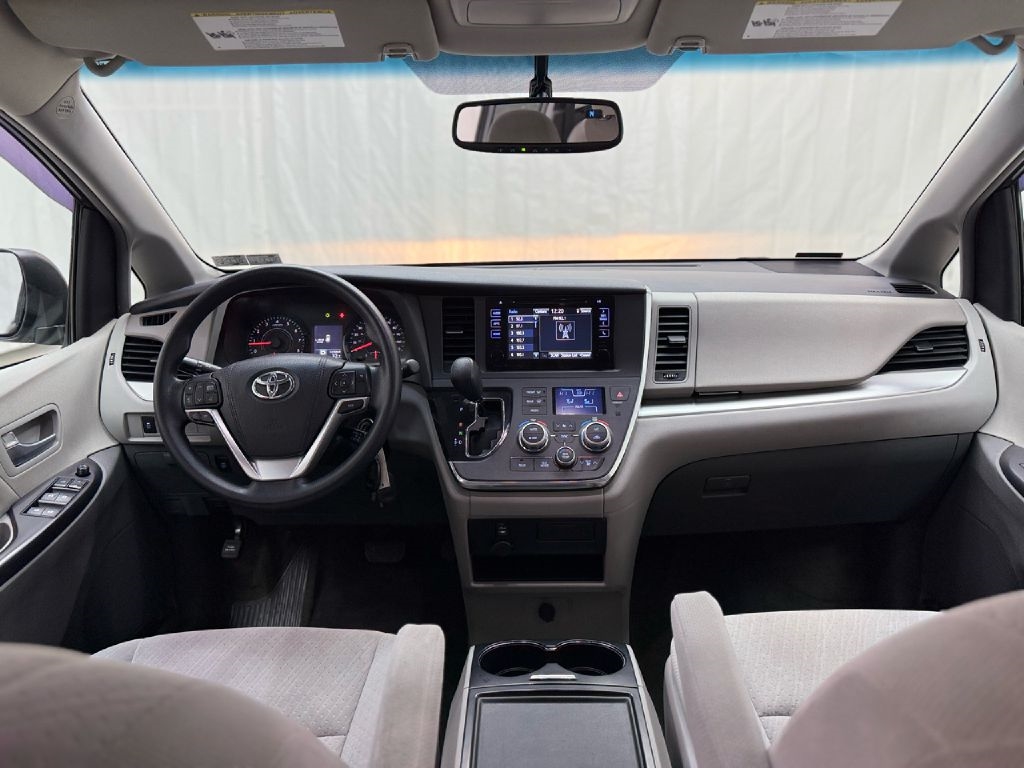 Toyota Sienna LE 7-Passenger AWD 2017