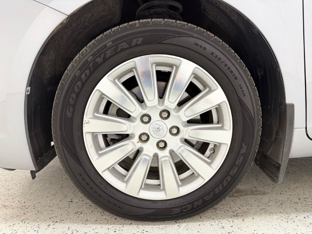 Toyota Sienna LE 7-Passenger AWD 2017