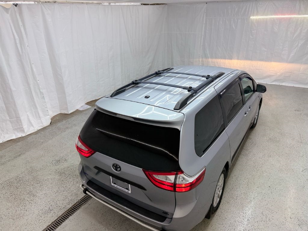 Toyota Sienna LE 7-Passenger AWD 2017