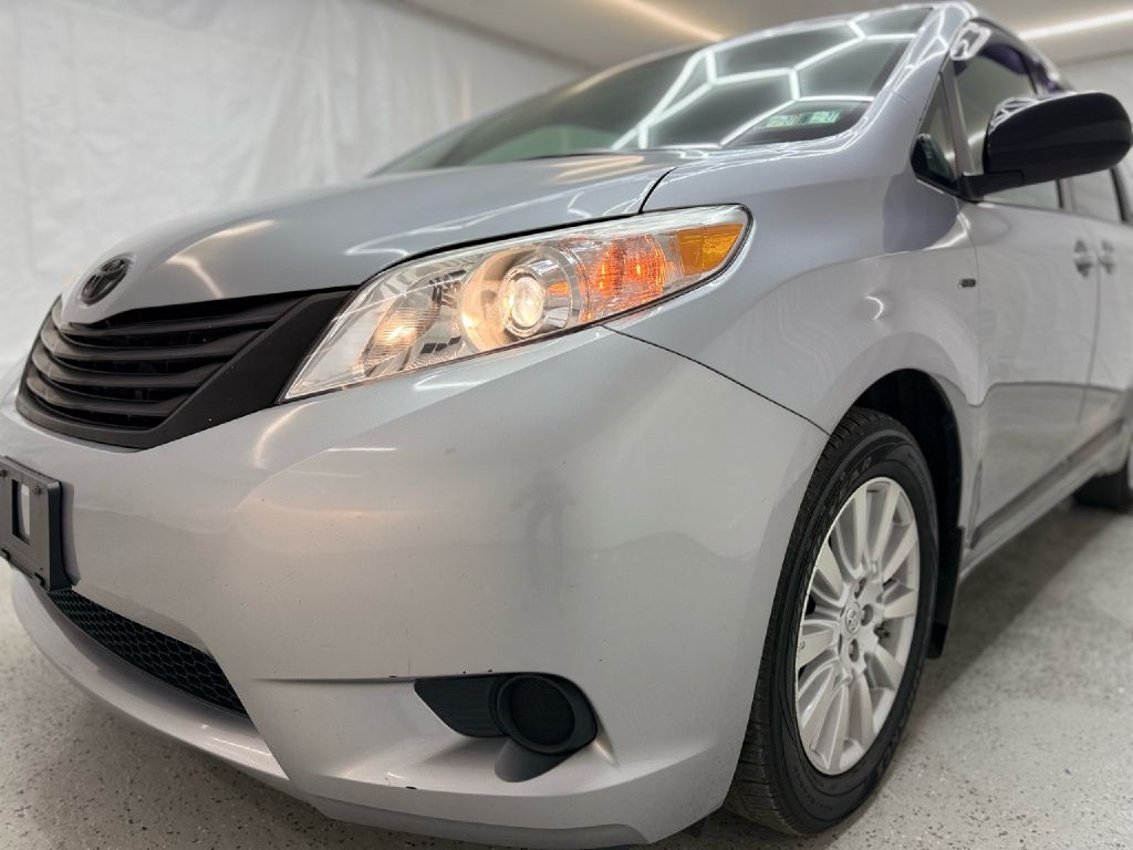 Toyota Sienna LE 7-Passenger AWD 2017