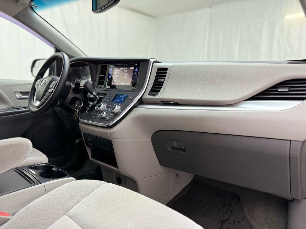 Toyota Sienna LE 7-Passenger AWD 2017