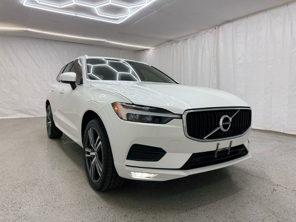 2021 Volvo XC60 Momentum's photo