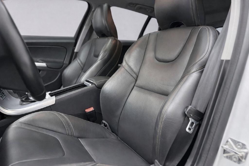 2017 Volvo V60 Base - Photo 9