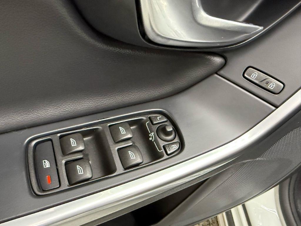 2017 Volvo V60 Base - Photo 12