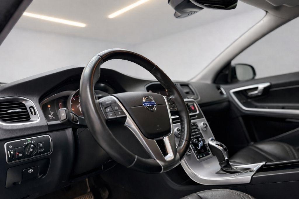 2017 Volvo V60 Base - Photo 41