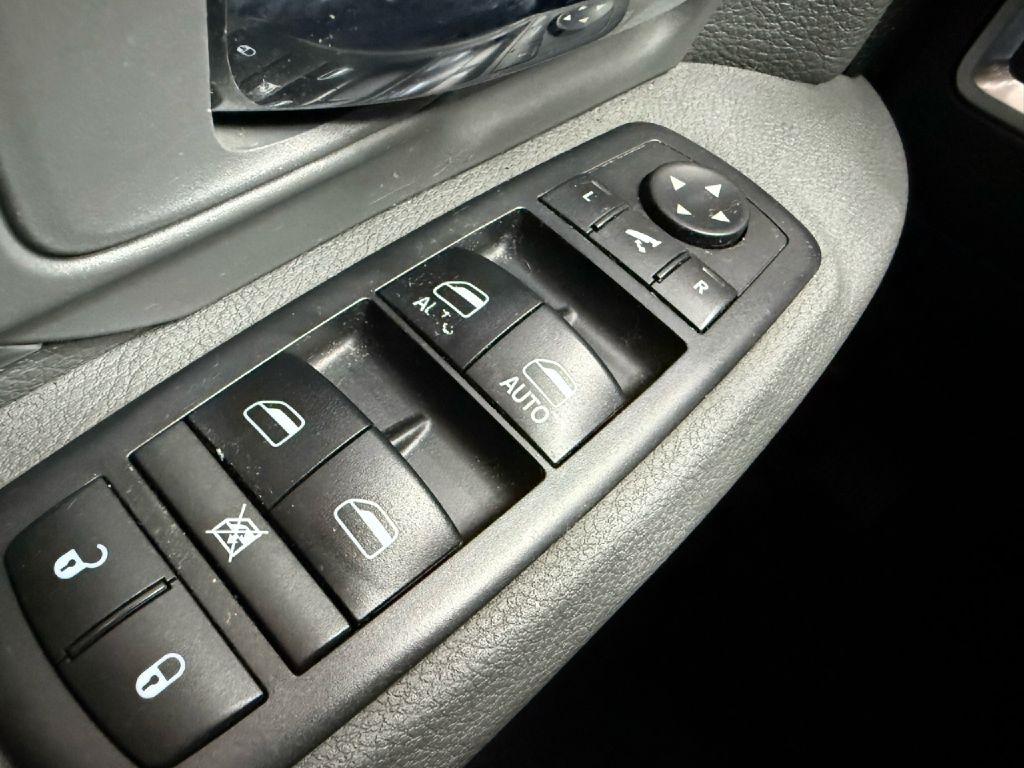 RAM 1500 SLT Crew Cab SWB 4WD 2017