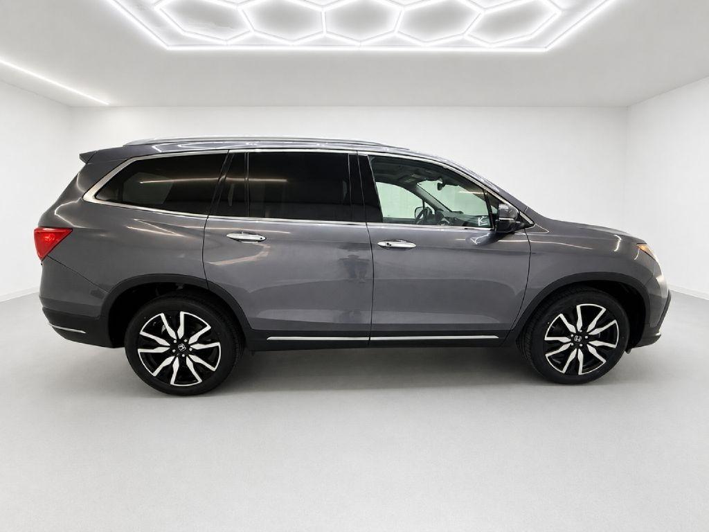 Honda Pilot Touring w/Rear Captain's Chairs AWD 2020