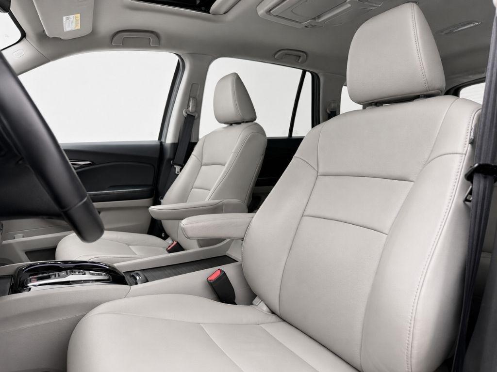 Honda Pilot Touring w/Rear Captain's Chairs AWD 2020