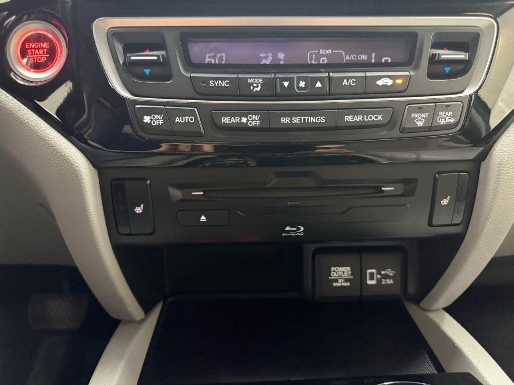 Honda Pilot Touring w/Rear Captain's Chairs AWD 2020
