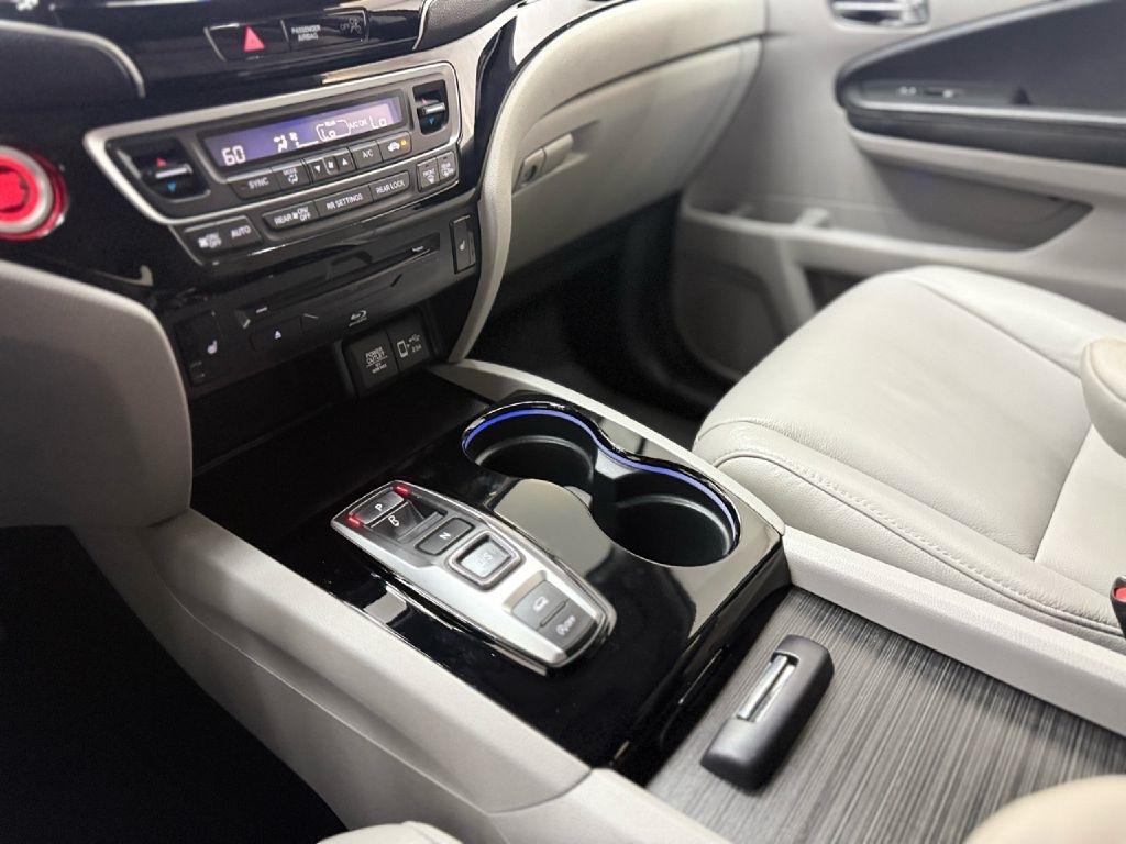 Honda Pilot Touring w/Rear Captain's Chairs AWD 2020