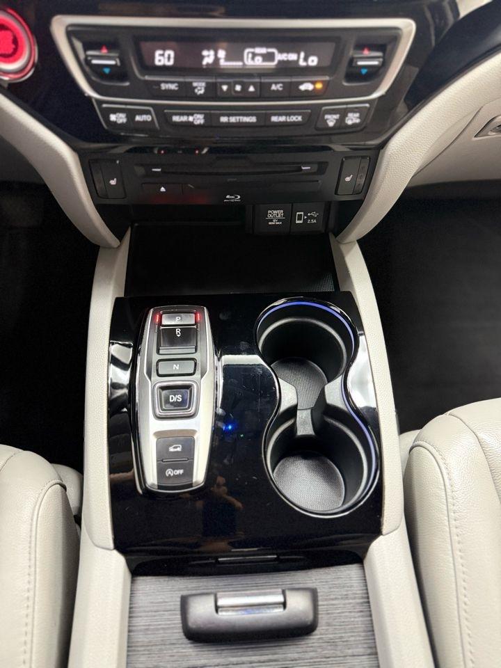 Honda Pilot Touring w/Rear Captain's Chairs AWD 2020