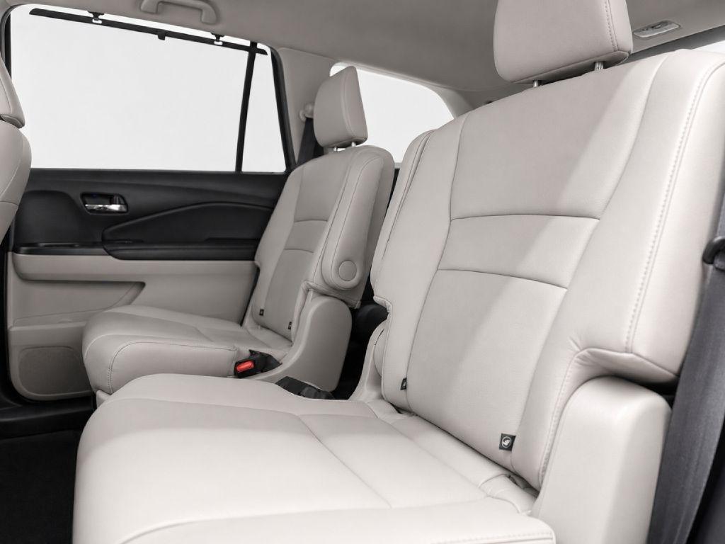 Honda Pilot Touring w/Rear Captain's Chairs AWD 2020