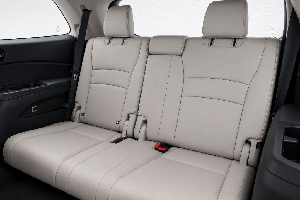 Honda Pilot Touring w/Rear Captain's Chairs AWD 2020