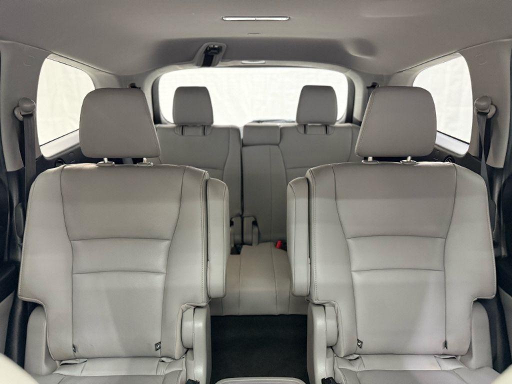 Honda Pilot Touring w/Rear Captain's Chairs AWD 2020