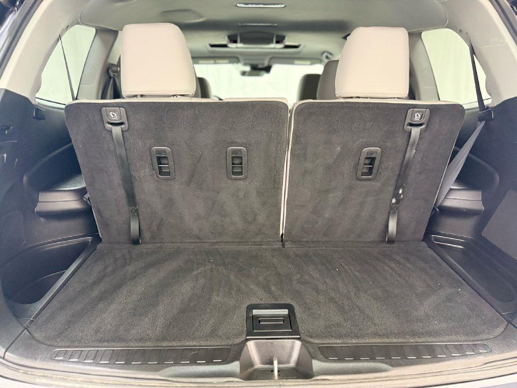 Honda Pilot Touring w/Rear Captain's Chairs AWD 2020