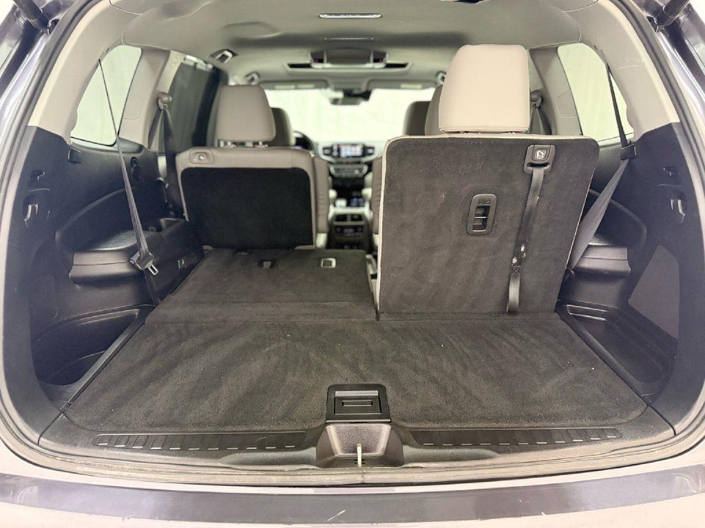 Honda Pilot Touring w/Rear Captain's Chairs AWD 2020