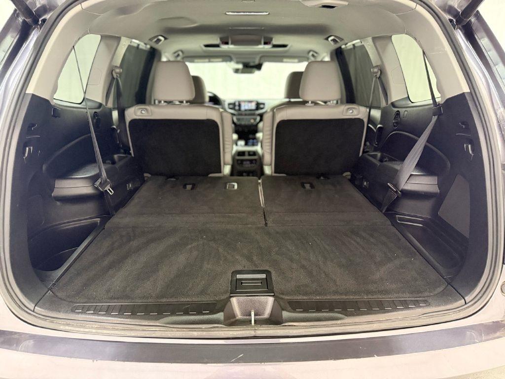 Honda Pilot Touring w/Rear Captain's Chairs AWD 2020