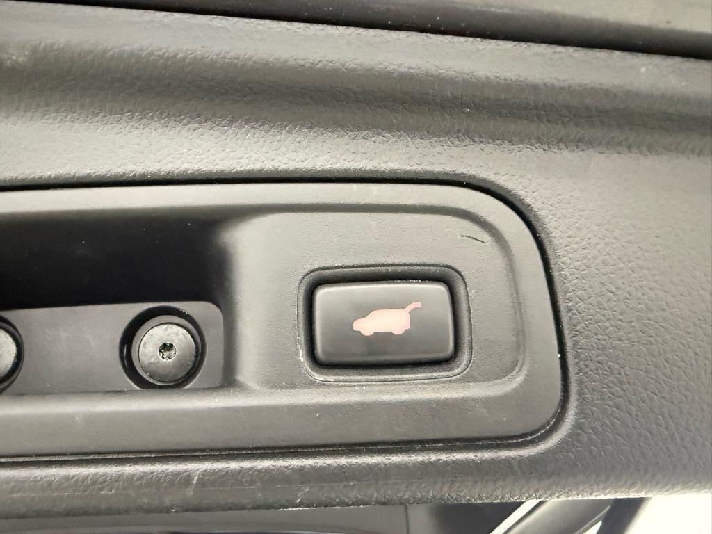 Honda Pilot Touring w/Rear Captain's Chairs AWD 2020