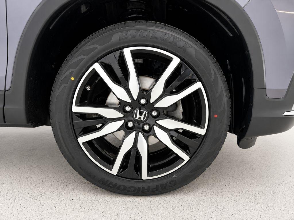 Honda Pilot Touring w/Rear Captain's Chairs AWD 2020