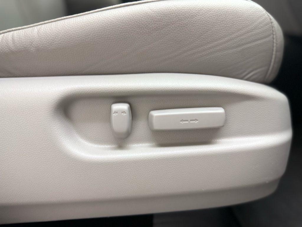 Honda Pilot Touring w/Rear Captain's Chairs AWD 2020
