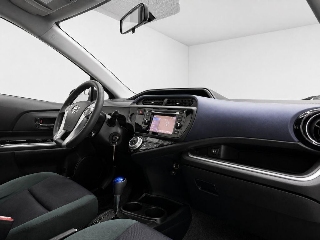 Toyota Prius c Two 2016