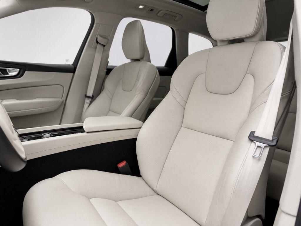 Volvo XC60 T8 Momentum Twin Engine Plug-In Hybrid 2025