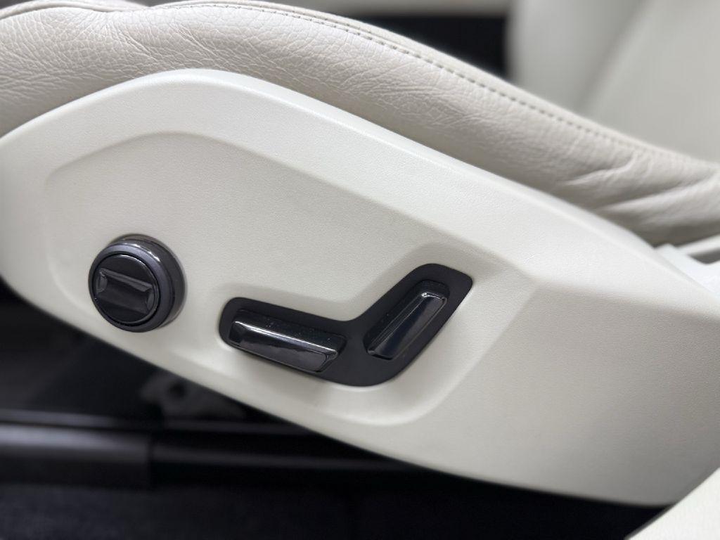 Volvo XC60 T8 Momentum Twin Engine Plug-In Hybrid 2025