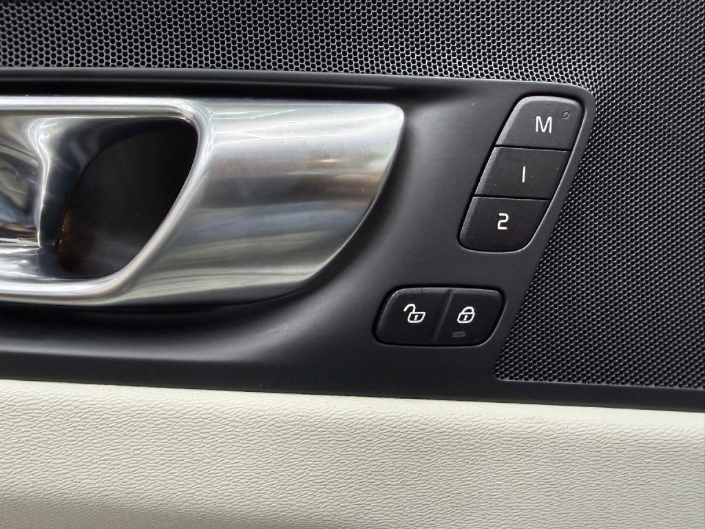 Volvo XC60 T8 Momentum Twin Engine Plug-In Hybrid 2025