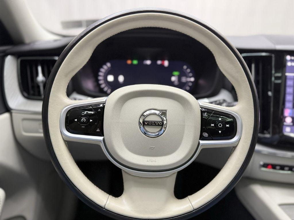 Volvo XC60 T8 Momentum Twin Engine Plug-In Hybrid 2025