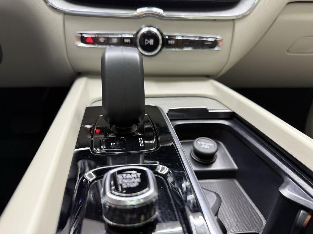 Volvo XC60 T8 Momentum Twin Engine Plug-In Hybrid 2025