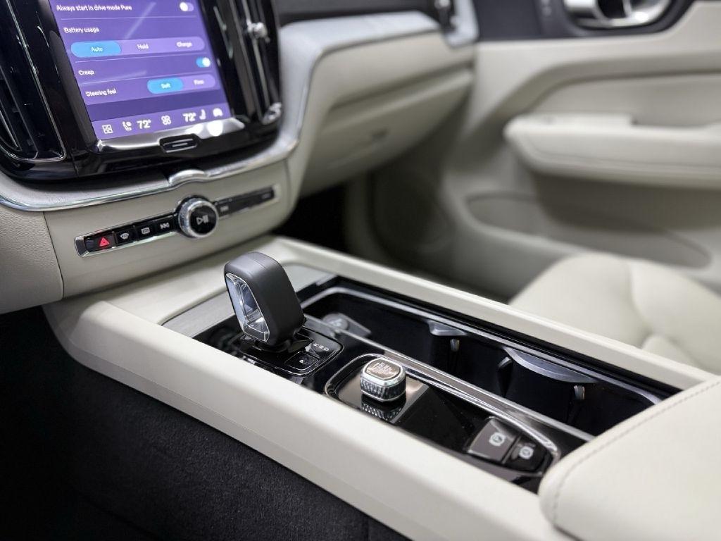 Volvo XC60 T8 Momentum Twin Engine Plug-In Hybrid 2025