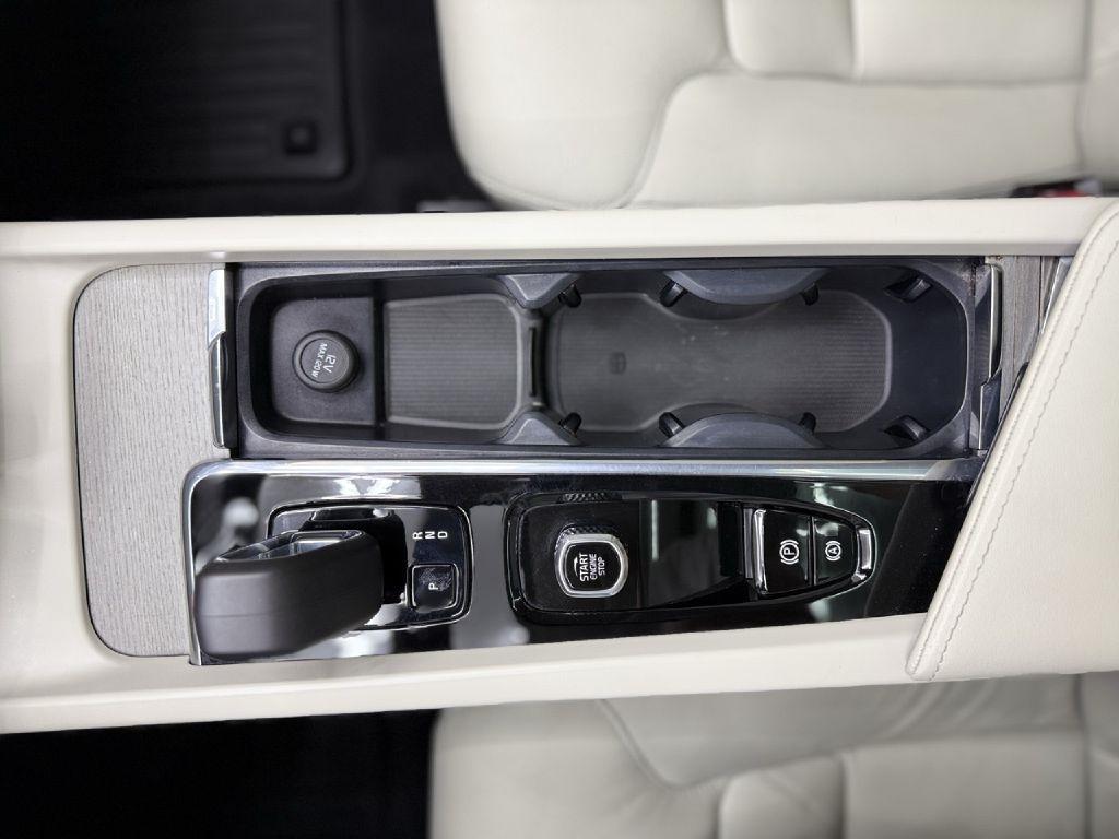 Volvo XC60 T8 Momentum Twin Engine Plug-In Hybrid 2025