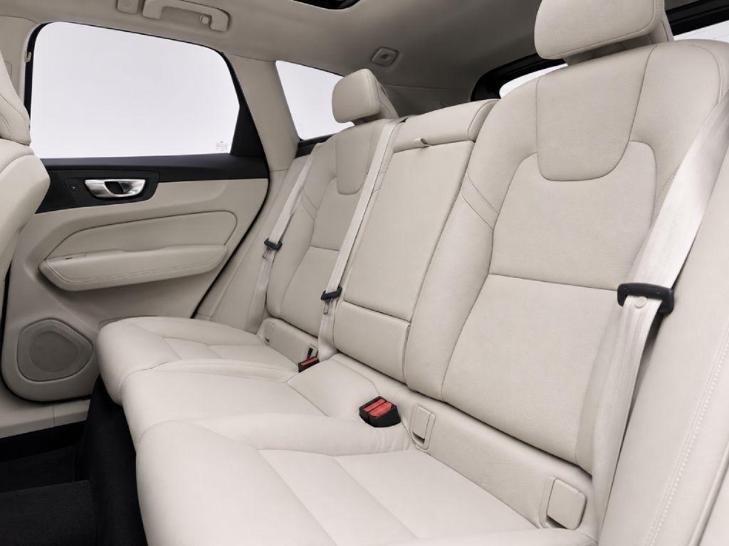 Volvo XC60 T8 Momentum Twin Engine Plug-In Hybrid 2025